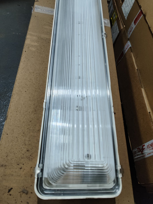 Luminario tipo Mariner de 4pies, 2X32w, T8, IP66, s/tubos