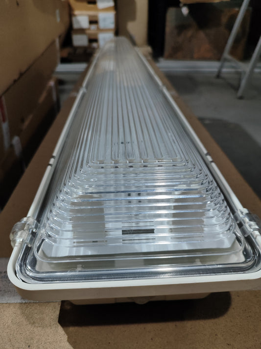 Luminario tipo Mariner de 4pies, 2X32w, T8, IP66, s/tubos