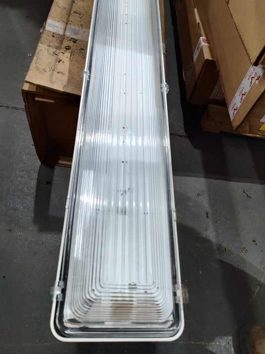 Luminario tipo Mariner de 8pies, 2X32w, T8, IP66, s/tubos