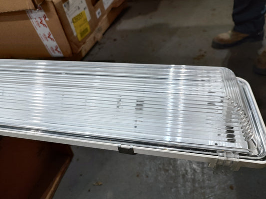 Luminario tipo Mariner de 8pies, 2X32w, T8, IP66, s/tubos