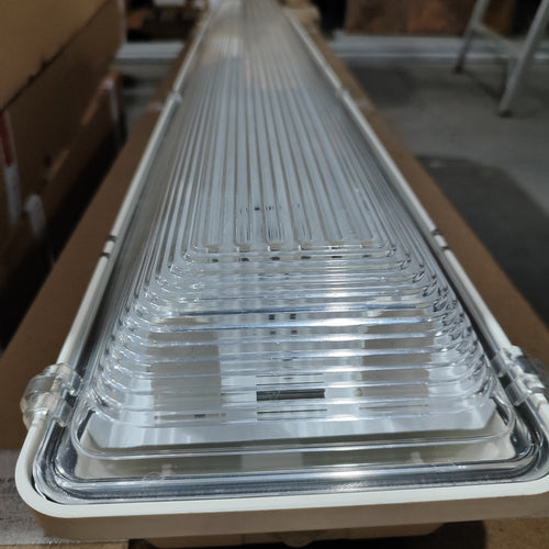 Luminario tipo Mariner de 4pies, 2X32w, T8, IP66, s/tubos