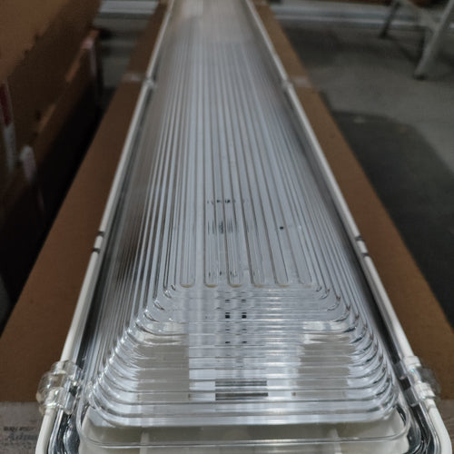 Luminario tipo Mariner de 4pies, 2X32w, T8, IP66, s/tubos