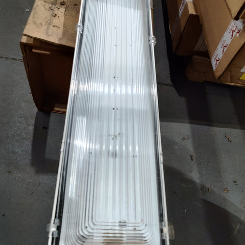 Luminario tipo Mariner de 8pies, 2X32w, T8, IP66, s/tubos