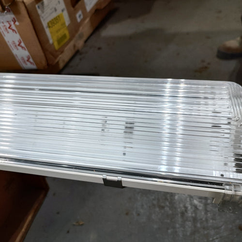 Luminario tipo Mariner de 8pies, 2X32w, T8, IP66, s/tubos