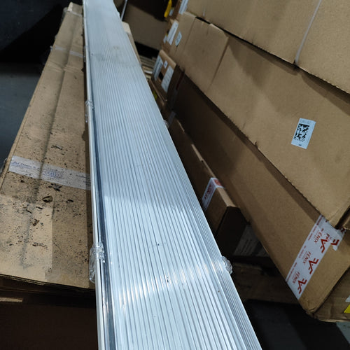 Luminario tipo Mariner de 8pies, 2X32w, T8, IP66, s/tubos