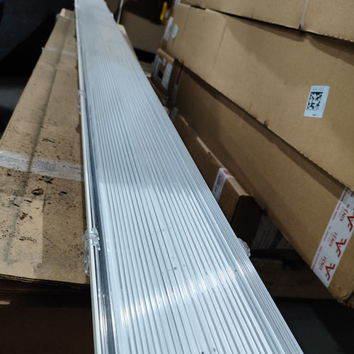 Luminario tipo Mariner de 8pies, 2X32w, T8, IP66, s/tubos